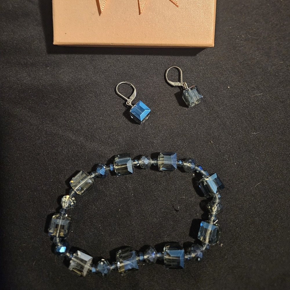 Beautiful Sparkly bracelet and earrings